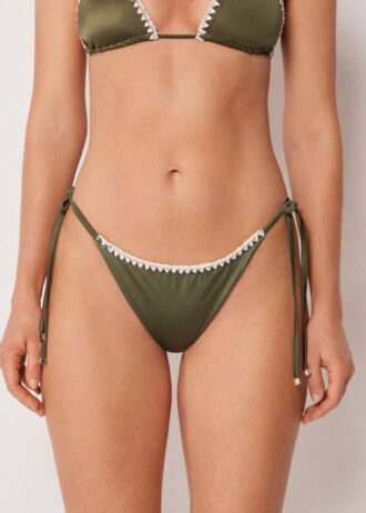 Slip brasiliani con lacci e lucentezza raffinata