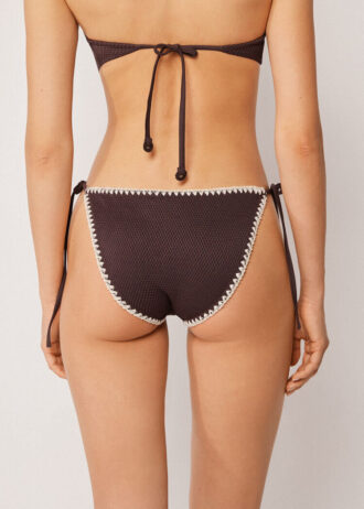 Slip da bagno a lacci con ricamo bicolore